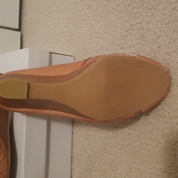 New Tan Wedge Shoe, size 8.5 - Picture 7 of 7